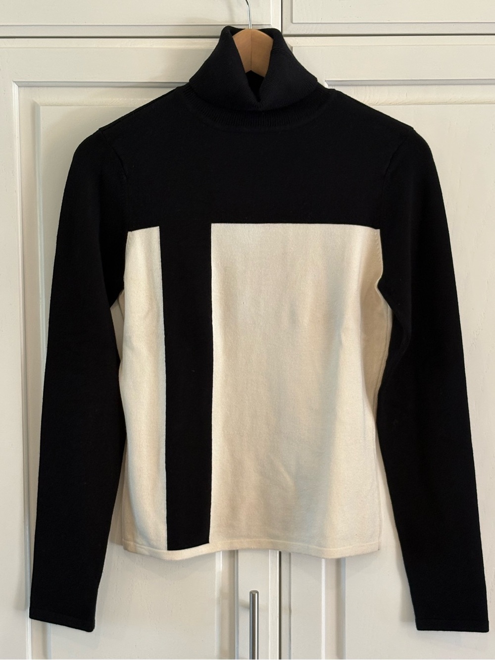 INC Ski inspired Black and Cream coloured Turtleneck in size M